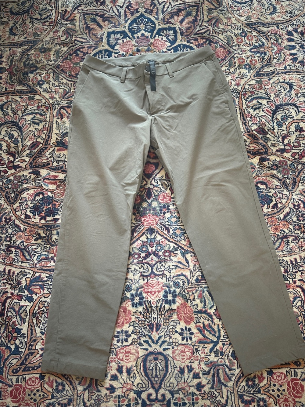 Men’s olive Lululemon trousers in durable versa twill fabric. Size 36/32
